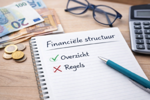 notitieboek met financiële structuur waarin overzicht belangrijker is dan strenge regels